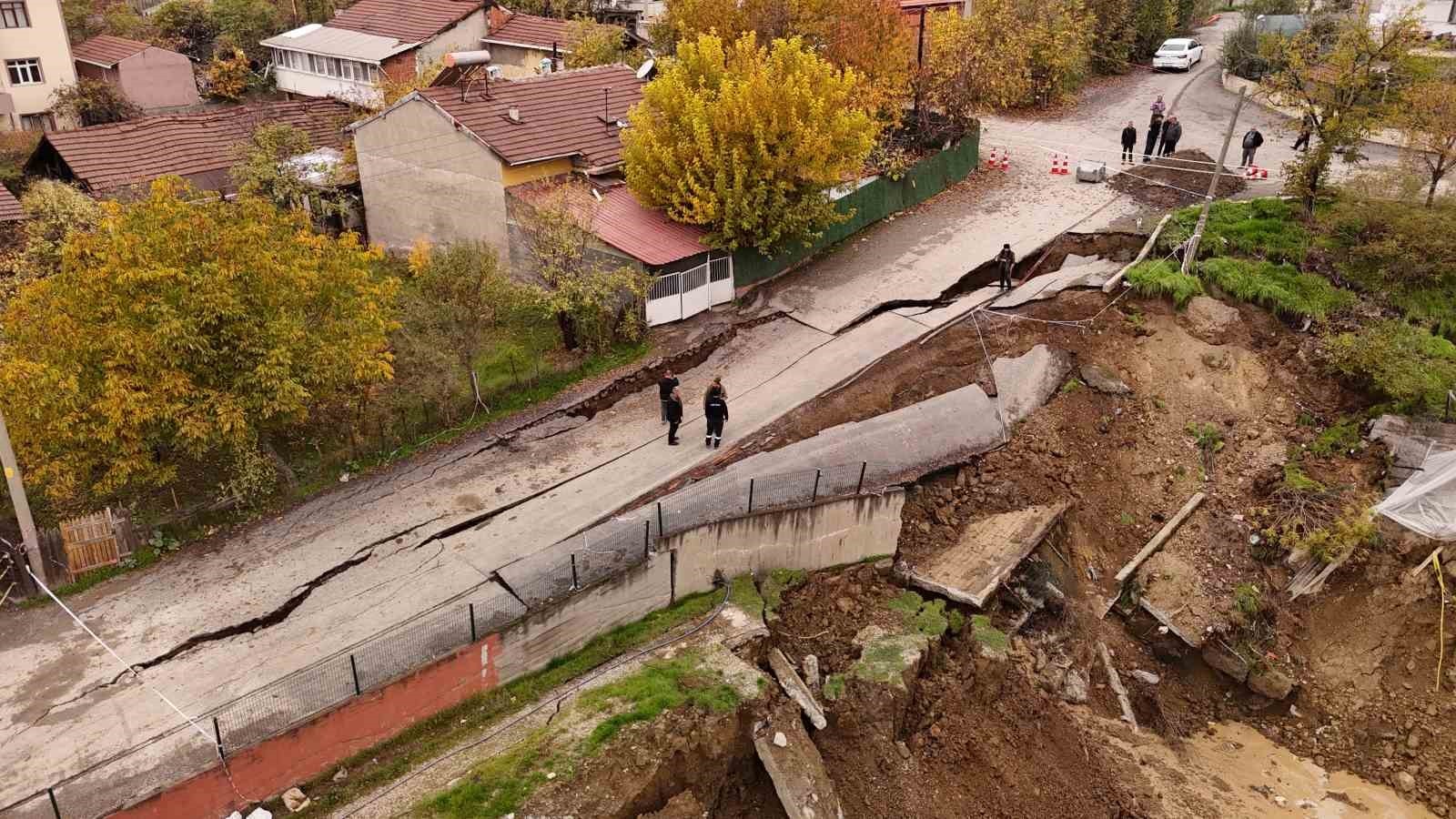KARABÜK’TE OKUL İNŞAATININ YANINDAKİ YOLDA MEYDANA GELEN ÇÖKME DRONLA GÖRÜNTÜLENDİ.