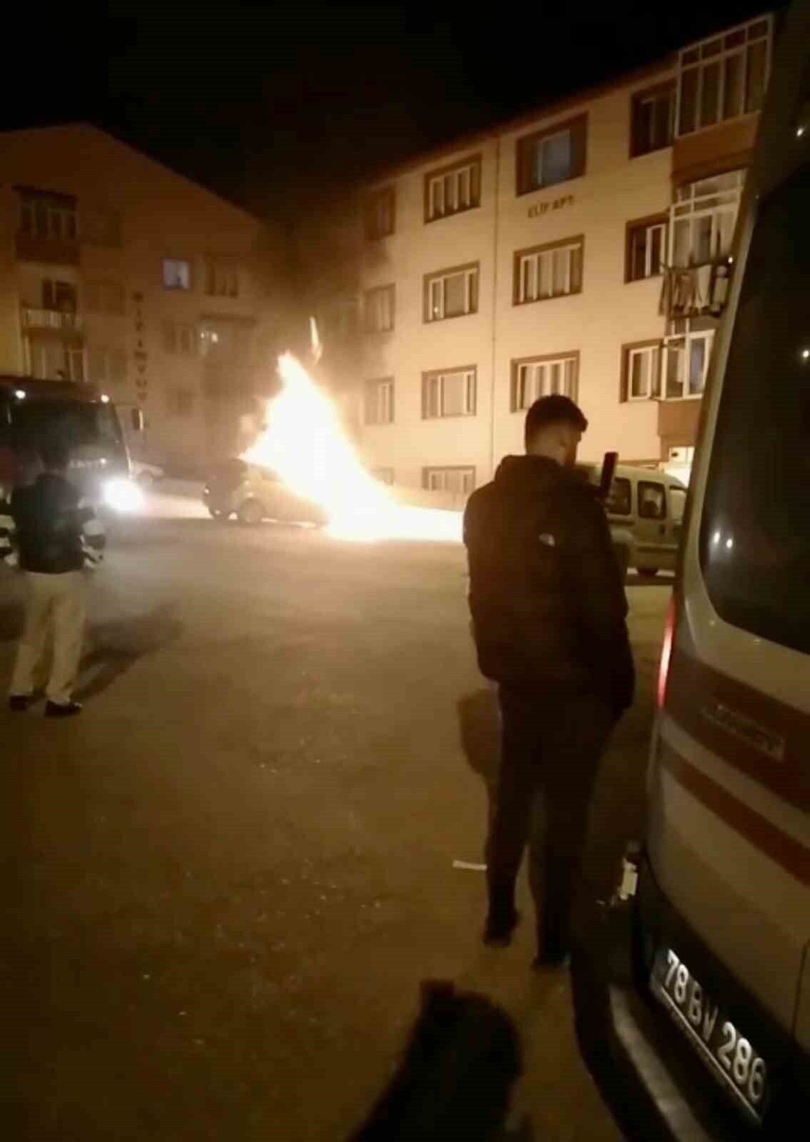 KARABÜK’TE PARK HALİNDEKİ BİR OTOMOBİL, HENÜZ BELİRLENEMEYEN NEDENLE ÇIKAN YANGINDA KULLANILMAZ...