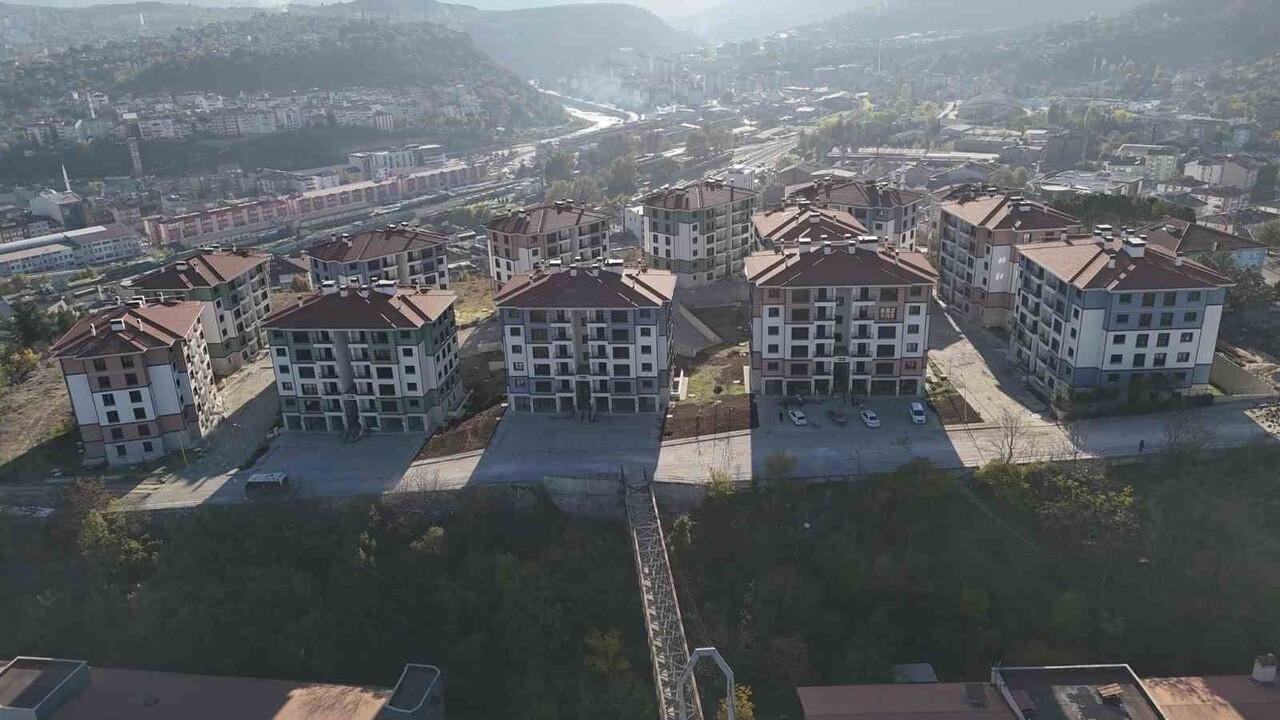 KARABÜK’TE "İLK EVİM İLK İŞ YERİM" PROJESİ KAPSAMINDA TAMAMLANAN 280 KONUT, HAK SAHİPLERİNE TESLİM...