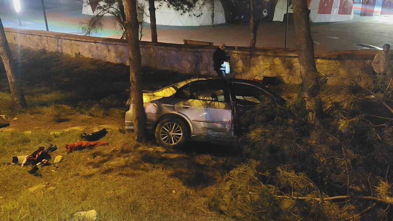 KARABÜK’TE SÜRÜCÜSÜNÜN KONTROLÜNÜ KAYBETTİĞİ OTOMOBİL KALDIRIMA ÇIKIP  ÖNCE DUVARA ARDINDAN...