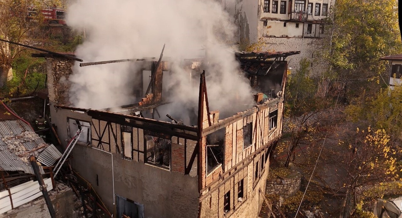 KARABÜK’ÜN SAFRANBOLU İLÇESİNDE GECE SAATLERİNDE ALEVLERE TESLİM OLAN YAKLAŞIK 150 YILLIK TARİHİ...