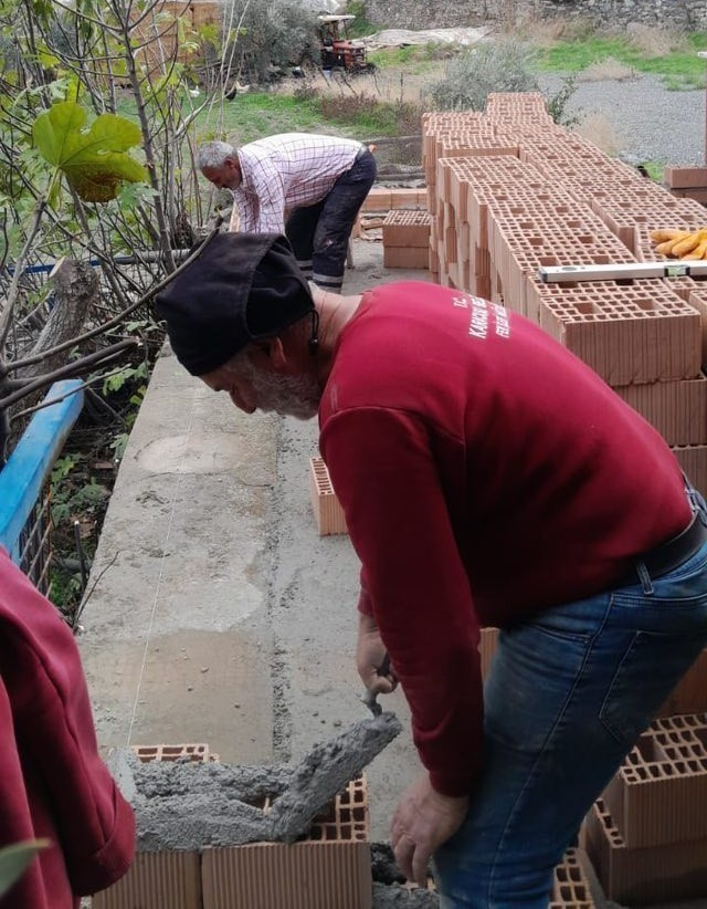 KARACASU BELEDİYESİ, BAHÇEKÖY MAHALLESİ’NDE DERNEK ALANINDA YENİLEME ÇALIŞMALARINA BAŞLARKEN...