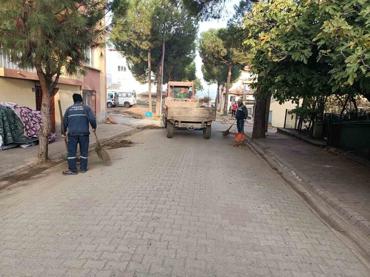 KARACASU BELEDİYESİ EKİPLERİ, İLÇE GENELİNDE DAHA TEMİZ VE SAĞLIKLI BİR ÇEVRE İÇİN ÇALIŞMALARINI...