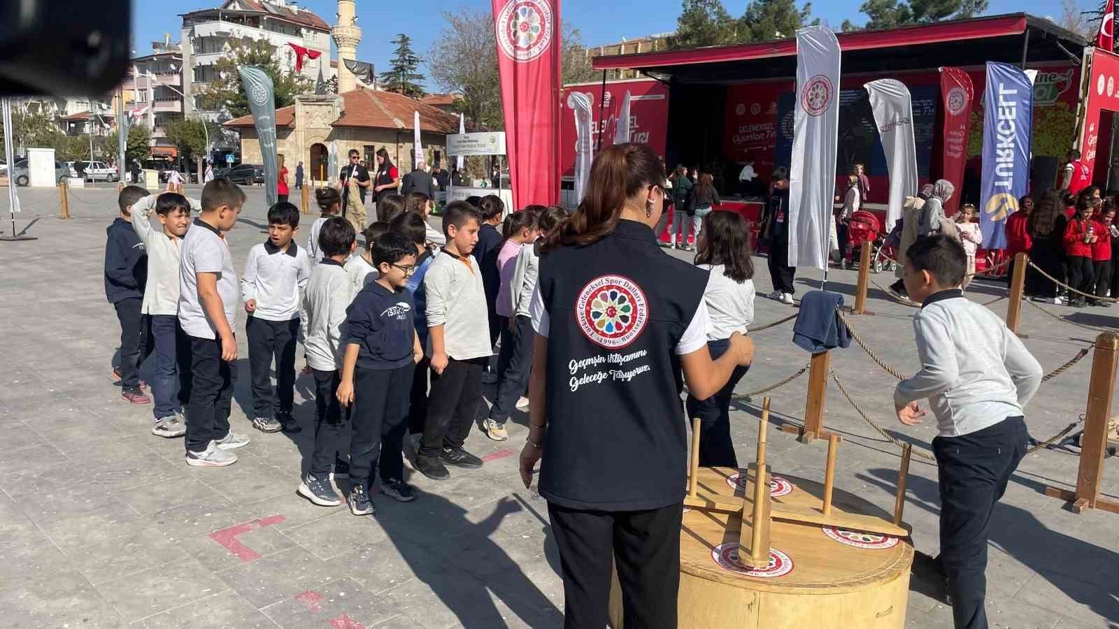 KARAMAN'A GELEN "GELENEKSEL OYUNLAR TIRI", ÇOCUKLARI GEÇMİŞİN OYUNLARIYLA BULUŞTURDU.