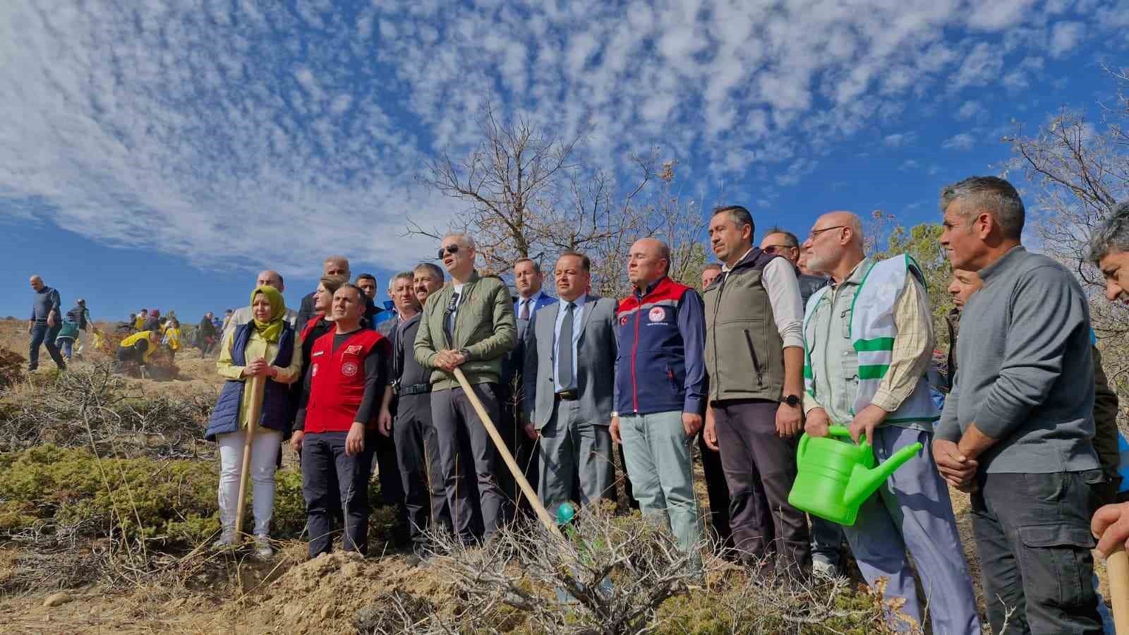 KARAMAN'DA MİLLİ AĞAÇLANDIRMA GÜNÜ'NDE 5 BİN ÇAM FİDANI TOPRAKLA BULUŞTURULDU.