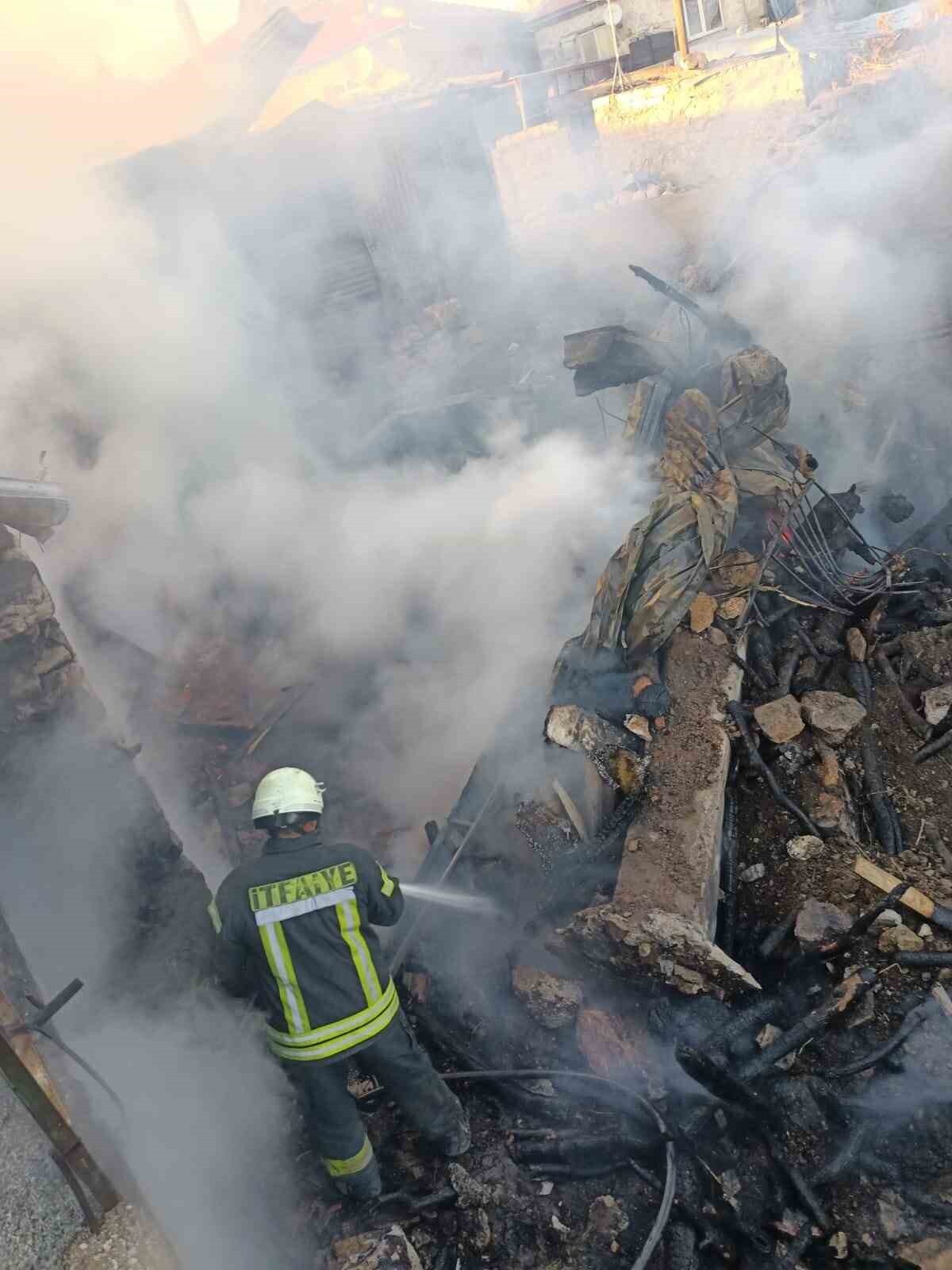 KARAMAN’DA AHIRDA BAŞLAYAN YANGIN DA ALEVLER İKİ EVE SIÇRADI. İTFAİYE TARAFINDAN SÖNDÜRÜLEN...