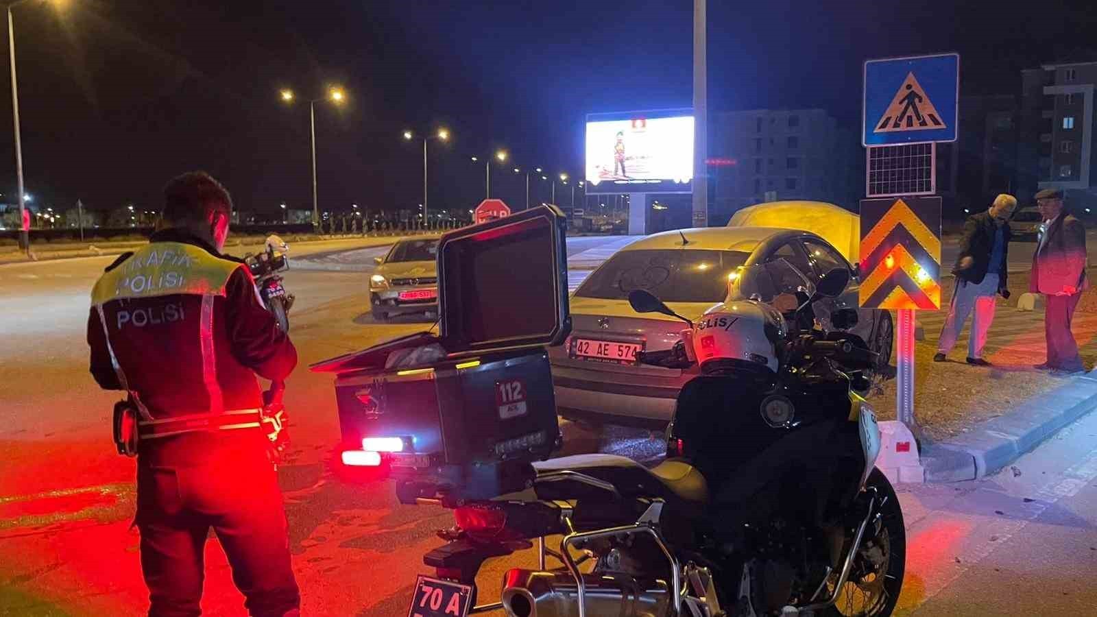 KARAMAN’DA İKİ OTOMOBİLİN ÇARPIŞMASI SONUCU MEYDANA GELEN KAZADA 1 KİŞİ YARALANDI.