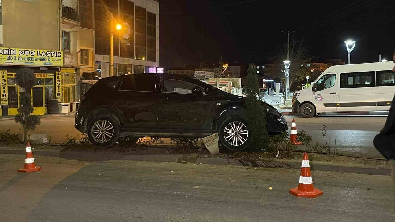 KARAMAN’DA KONTROLDEN ÇIKAN OTOMOBİL REFÜJE ÇIKARKEN, SÜRÜCÜSÜ KAZAYI YARA ALMADAN...