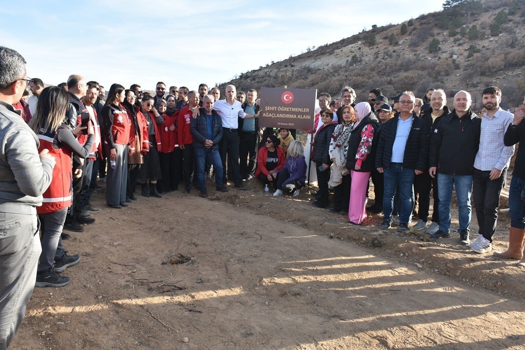 KARAMAN’DA ÖĞRETMENLER GÜNÜ ANISINA OLUŞTURULAN HATIRA ORMANINDA FİDANLAR TOPRAKLA...