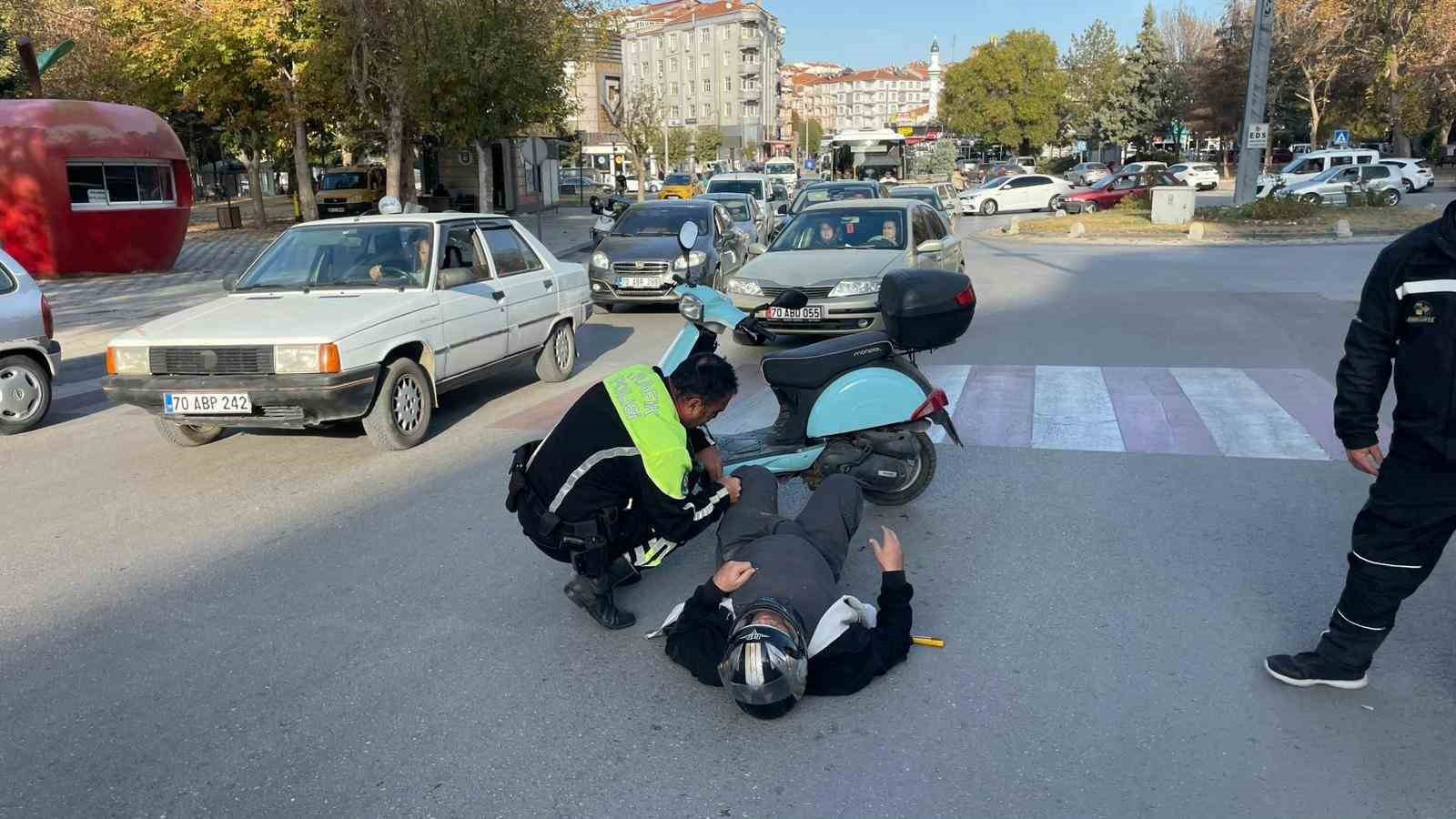 KARAMAN’DA OTOMOBİL İLE ÇARPIŞAN MOTOSİKLETİN SÜRÜCÜSÜ YARALANDI. KAZA YERİNDE ÖNLEM ALAN TRAFİK...