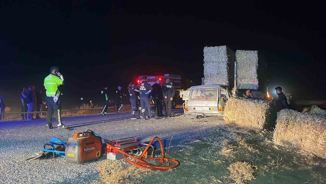 KARAMAN’DA OTOMOBİLİN YOL KENARINDA ARIZA YAPARAK DURAN MISIR SAPI BALYASI YÜKLÜ TIRA ARKADAN...