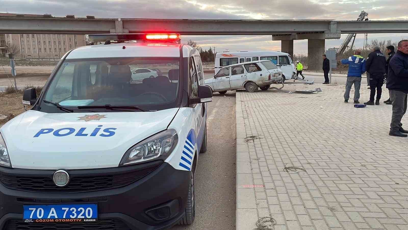 KARAMAN’DA YOLCU MİNİBÜSÜ İLE OTOMOBİLİN ÇARPIŞMASI SONUCU MEYDANA GELEN TRAFİK KAZASINDA 2 KİŞİ...
