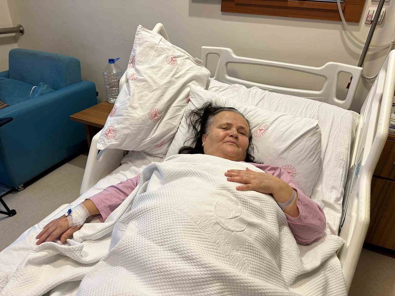 KARIN AĞRISI ŞİKAYETİYLE HASTANEYE BAŞVURAN 70 YAŞINDAKİ AYŞE ÇOBANLAR’IN SAFRA KESESİNDEN TAM 20...