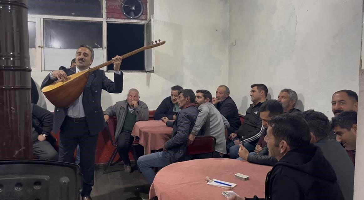 KARS'IN KÖYLERİNDE AŞIKLIK GELENEĞİ NEFES ALIYOR: SAZIN VE SÖZÜN USTALARI MİRASI...