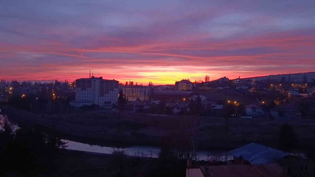 KARS'TA GÖKYÜZÜ KIZILA BÜRÜNDÜ(KARS-İHA)