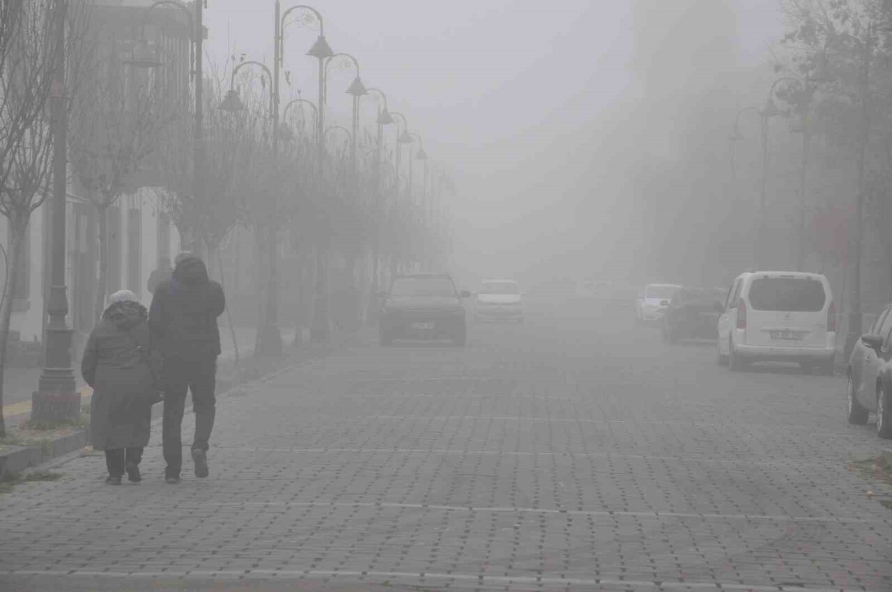 KARS'TA SABAH SAATLERİNDEN İTİBAREN ETKİLİ OLAN YOĞUN SİS GÜNLÜK HAYATI VE ULAŞIMI OLUMSUZ...