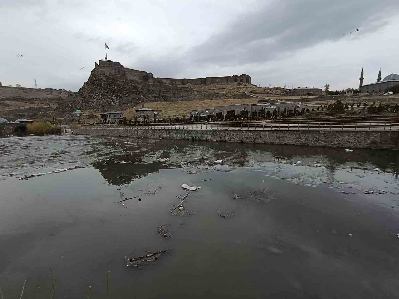 KARS ÇAYI ALARM VERİYOR: GİTTİKÇE BİR ÇÖPLÜĞE DÖNÜŞÜYOR(KARS-İHA)
