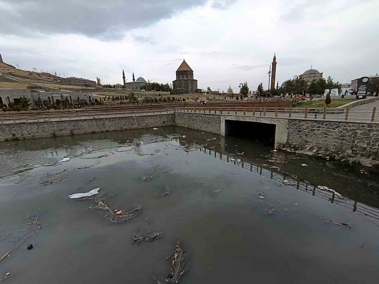 KARS ÇAYI ALARM VERİYOR: GİTTİKÇE BİR ÇÖPLÜĞE DÖNÜŞÜYOR(KARS-İHA)