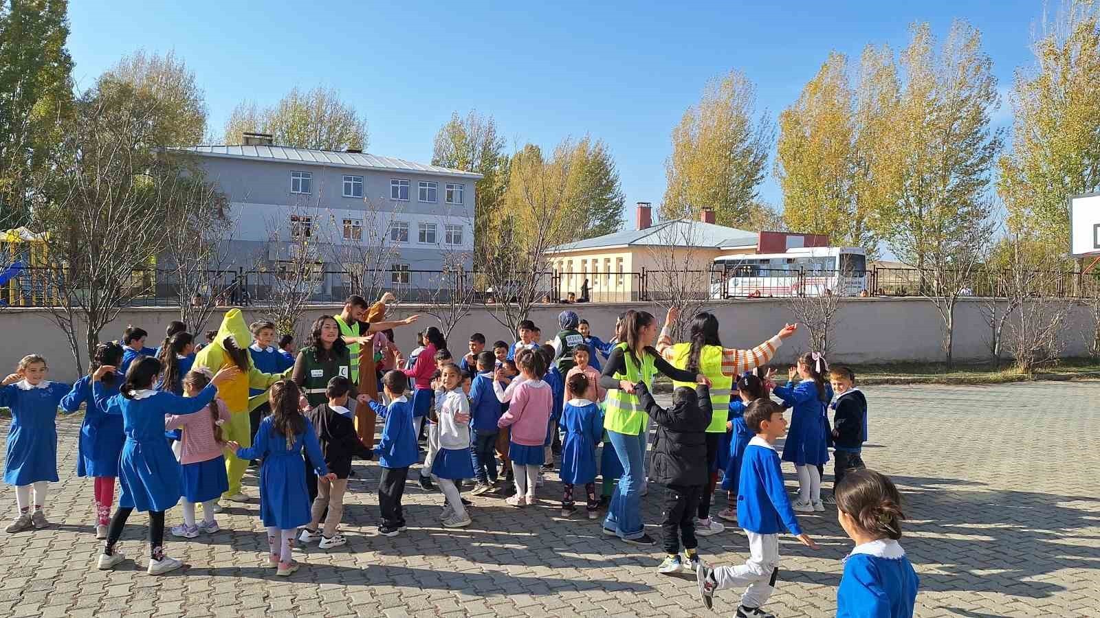 KARS YEŞİLAY MİNİK YÜREKLERE DOKUNDU(KARS-İHA)