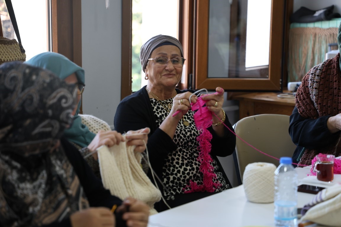 KARTEPE'DE VATANDAŞLARA HEM MESLEK EDİNME HEM DE KİŞİSEL GELİŞİM FIRSATI SUNAN KURSLARDA KAYITLAR...