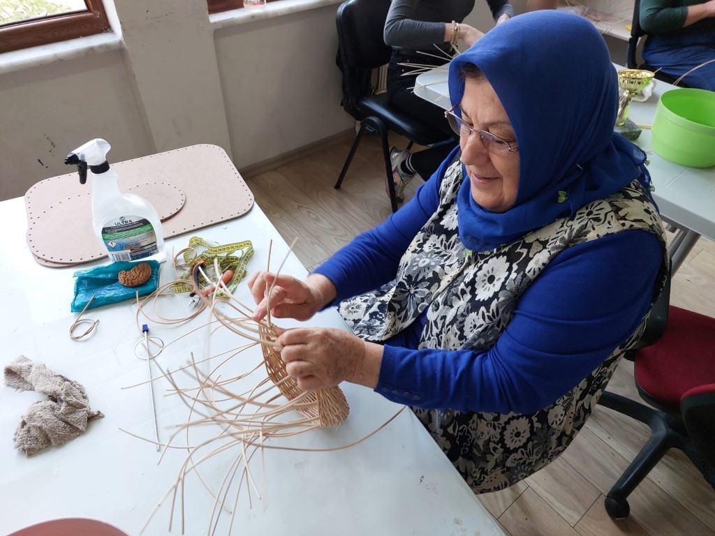 KARTEPE'DE VATANDAŞLARA HEM MESLEK EDİNME HEM DE KİŞİSEL GELİŞİM FIRSATI SUNAN KURSLARDA KAYITLAR...