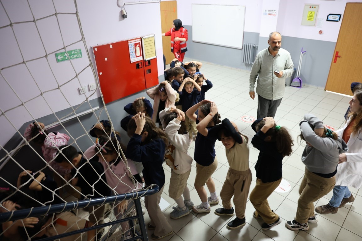 KARTEPE'DEKİ İKİ İLKOKULDA ÖĞRENCİLERE YÖNELİK AFET BİLİNCİ EĞİTİMİ VE TATBİKATI...