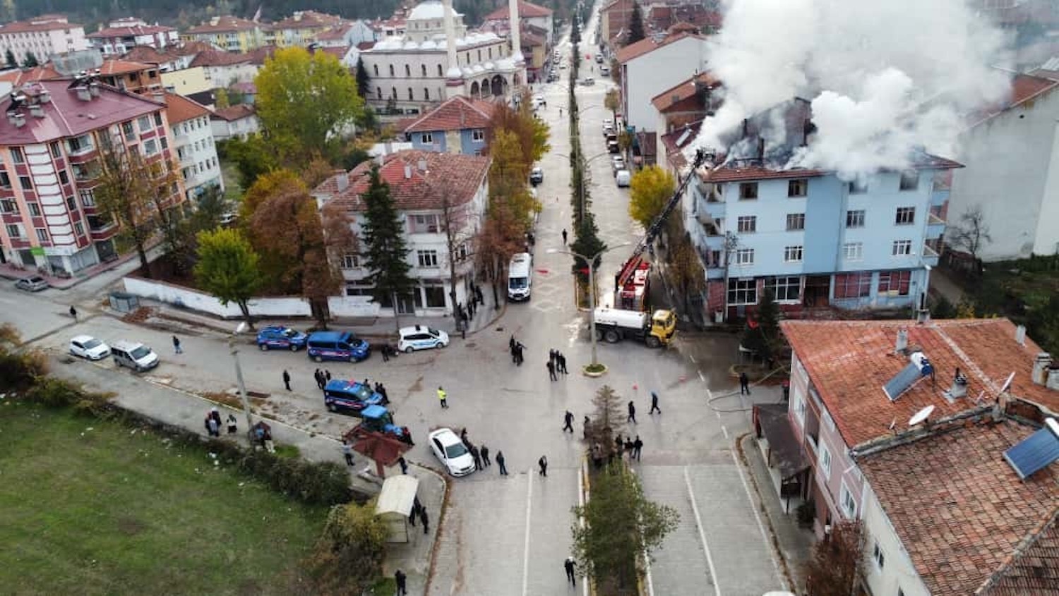 KASTAMONU'NUN İHSANGAZİ İLÇESİNDE BİR BİNANIN ÇATI KISMINDA ÇIKAN YANGIN İTFAİYE EKİPLERİ...