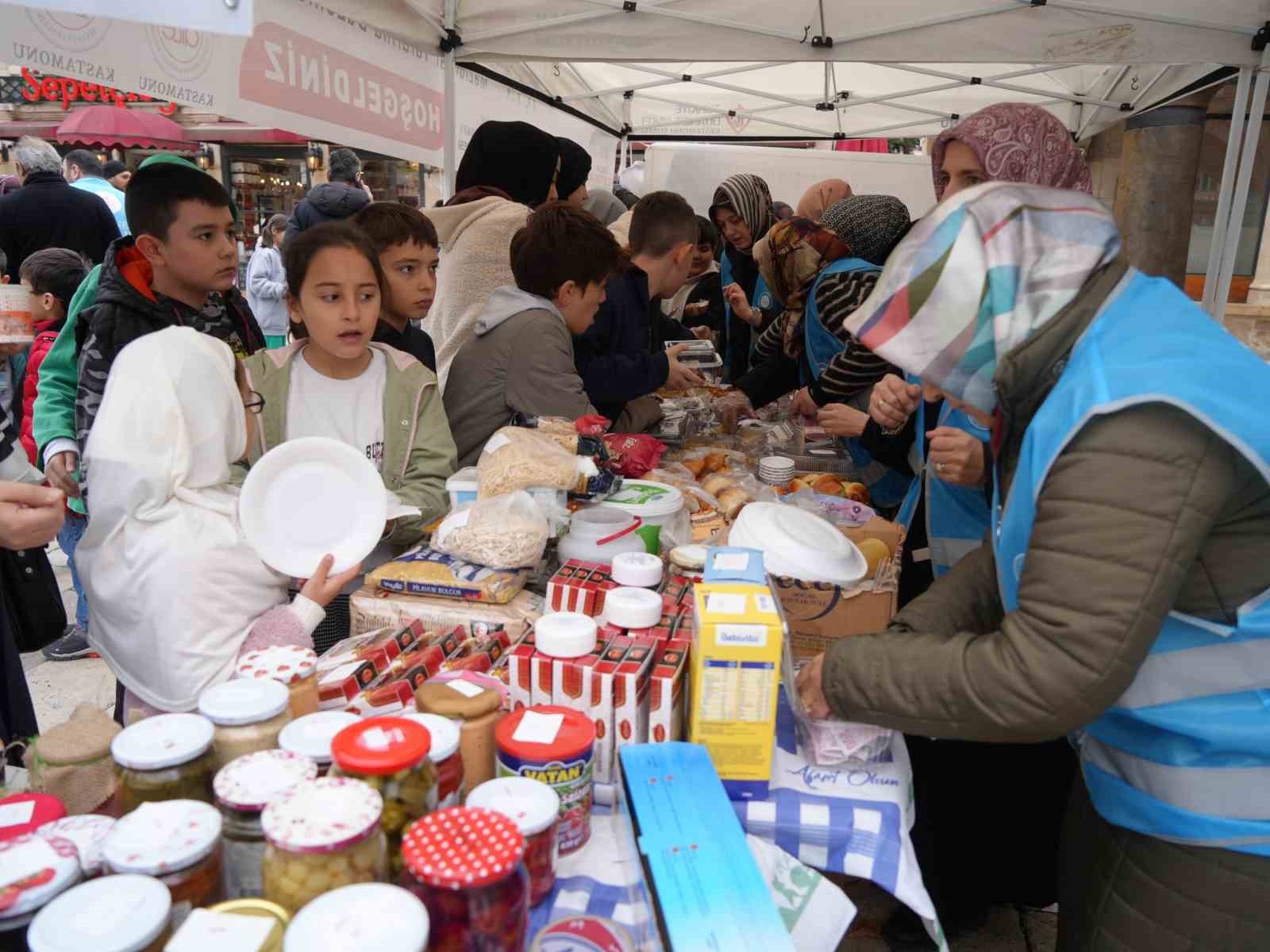 KASTAMONU İL MÜFTÜLÜĞÜ TARAFINDAN OLUŞTURULAN STANTLARDA EV KADINLARININ YAPTIĞI EL EMEĞİ GÖZ NURU...