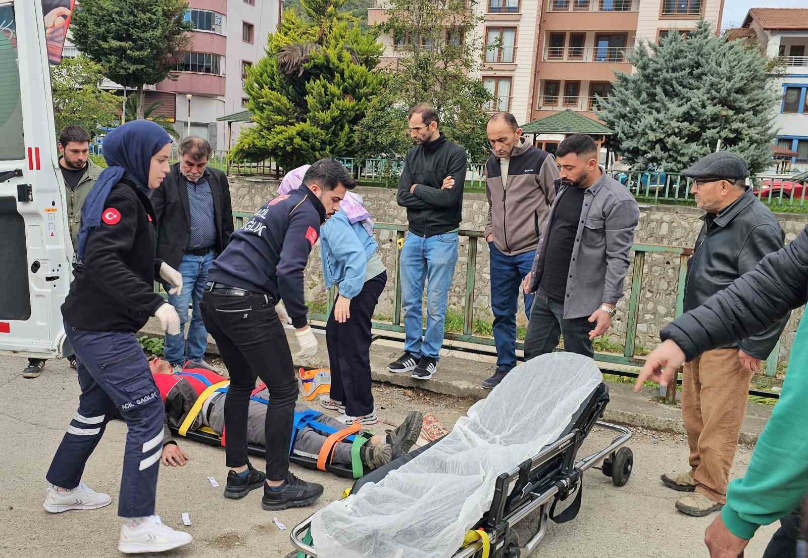 KASTAMONU’NUN CİDE İLÇESİNDE KASKI OLMAYAN MOTOSİKLET SÜRÜCÜSÜ, GEÇİRDİĞİ KAZA SONRASI BAŞ...