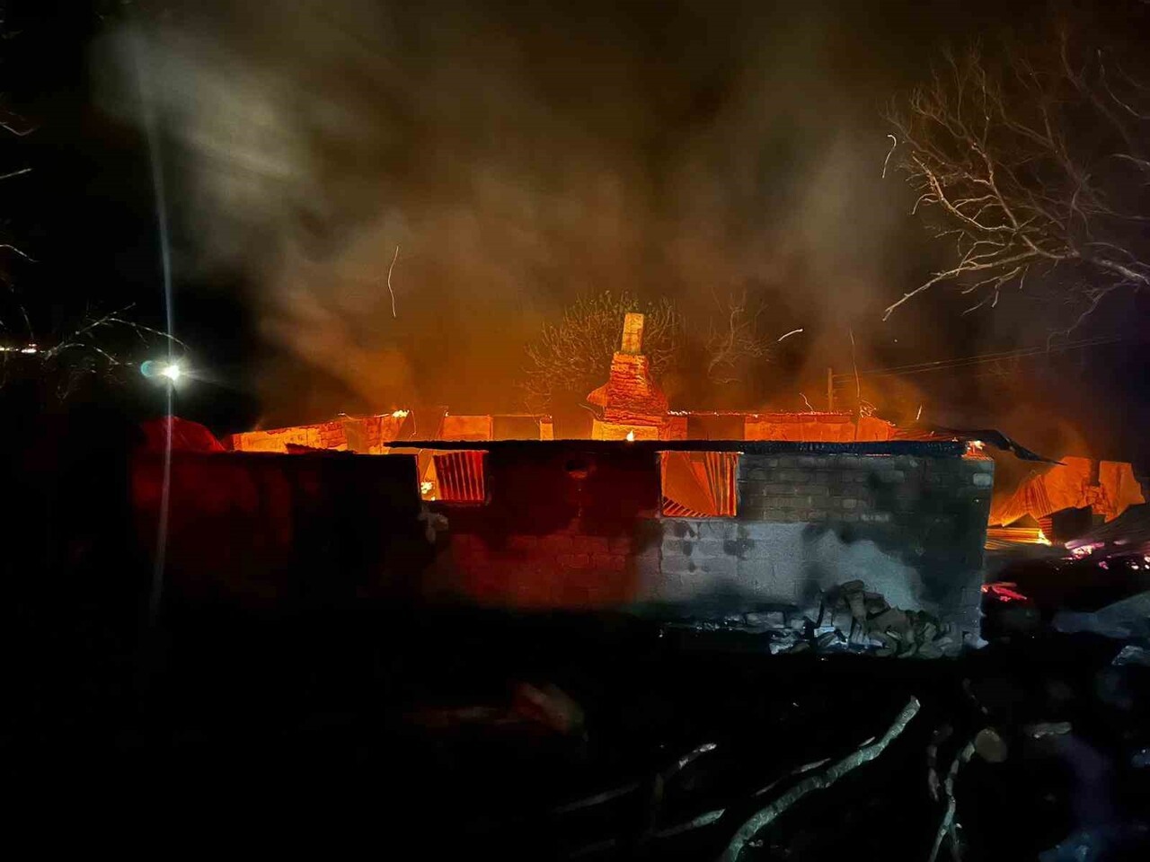 KASTAMONU’NUN DADAY İLÇESİNDE ÇIKAN EV YANGININDA, 92 YAŞINDAKİ ADAM ALEVLERİN ARASINDA KALARAK...