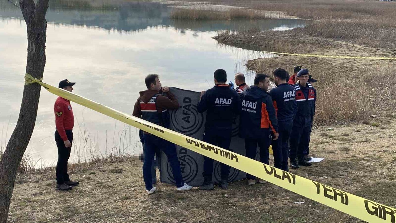 KASTAMONU’NUN DADAY İLÇESİNDE KIYAFETLERİYLE GÖLETE GİREN VATANDAŞIN CANSIZ BEDENİ EKİPLER...