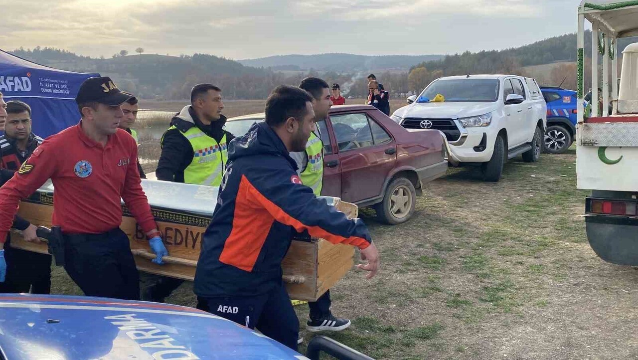 KASTAMONU’NUN DADAY İLÇESİNDE KIYAFETLERİYLE GÖLETE GİREN VATANDAŞIN CANSIZ BEDENİ EKİPLER...