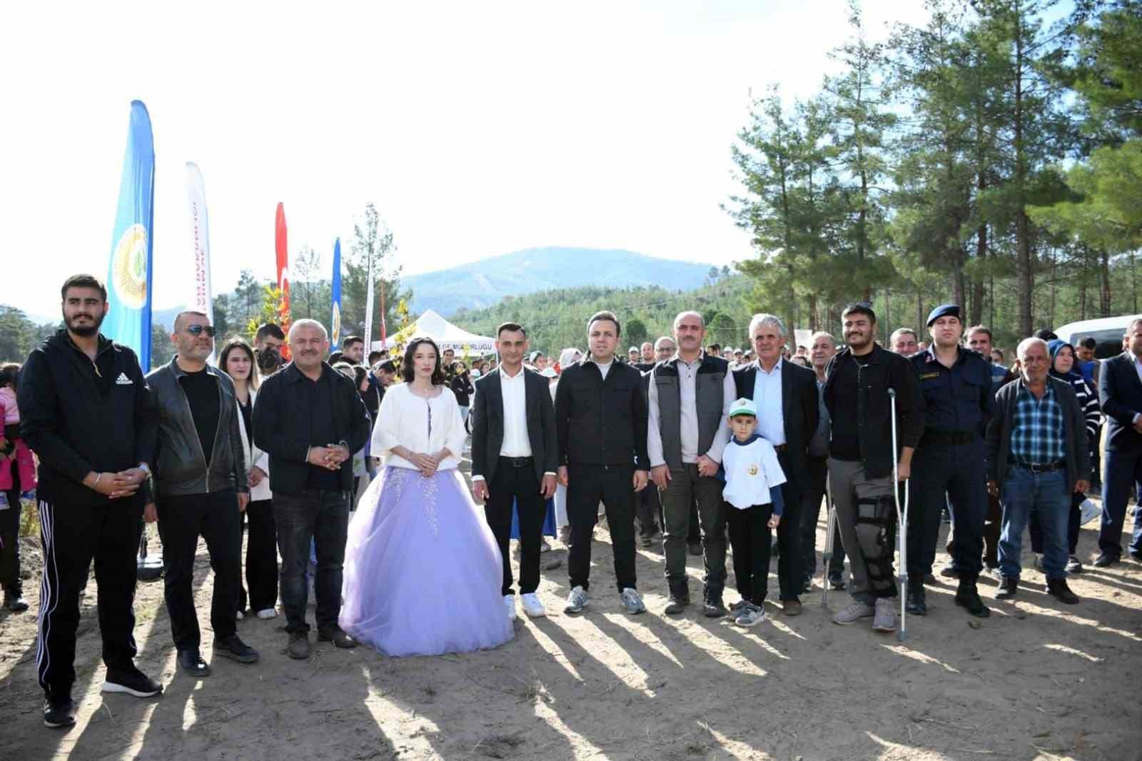 KAVAKLIDERE’DE 11.11 SAAT 11.11’DE: 11 ÇİFT, "AİLEM BİR FİDAN" DİYEREK GELECEĞE NEFES...