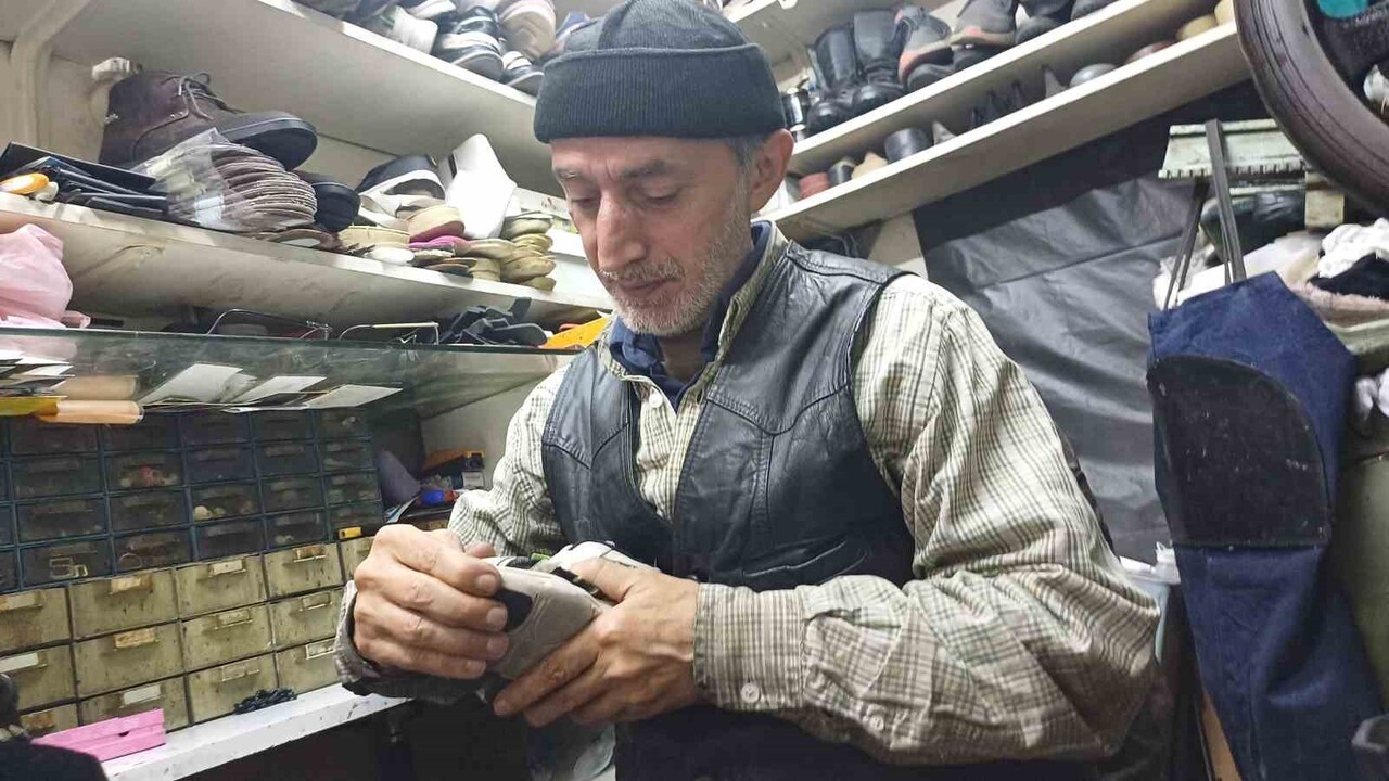 KAYSERİ'DE 60 YAŞINDAKİ AYAKKABI TAMİRCİSİ MEHMET UZBOYALI; HAYIRSEVERLERİN GETİRMİŞ OLDUĞU...