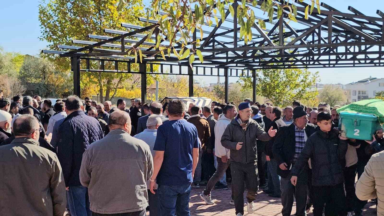 KAYSERİ'DE OKUL DÖNÜŞÜNDE YOLUN KARŞISINA GEÇERKEN KADIN ÖĞRETMENİN SÜRDÜĞÜ ARACIN ÇARPMASI SONUCU...