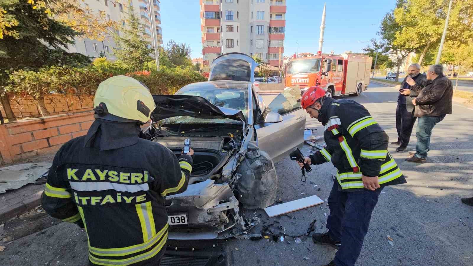 KAYSERİ'NİN KOCASİNAN İLÇESİNDE BİR SÜRÜCÜ OTOMOBİLİNİN HIZINI DENERKEN, KAZAYA KARIŞTI. ÖNCE...