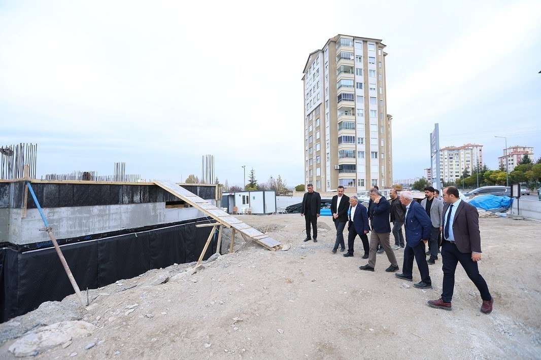 KAYSERİ BÜYÜKŞEHİR BELEDİYE BAŞKANI DR. MEMDUH BÜYÜKKILIÇ; GÖKKENT MAHALLESİ’NDE HAYIRSEVER İLE...