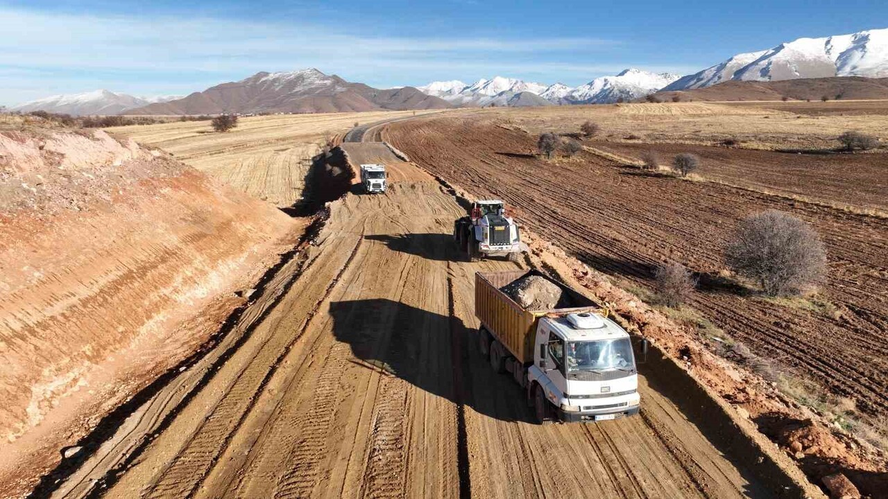 KAYSERİ BÜYÜKŞEHİR BELEDİYESİ, TOMARZA’NIN KÜÇÜKCANLI-SÜVEGENLER GÜZERGÂHINDA GERÇEKLEŞTİRDİĞİ YOL...