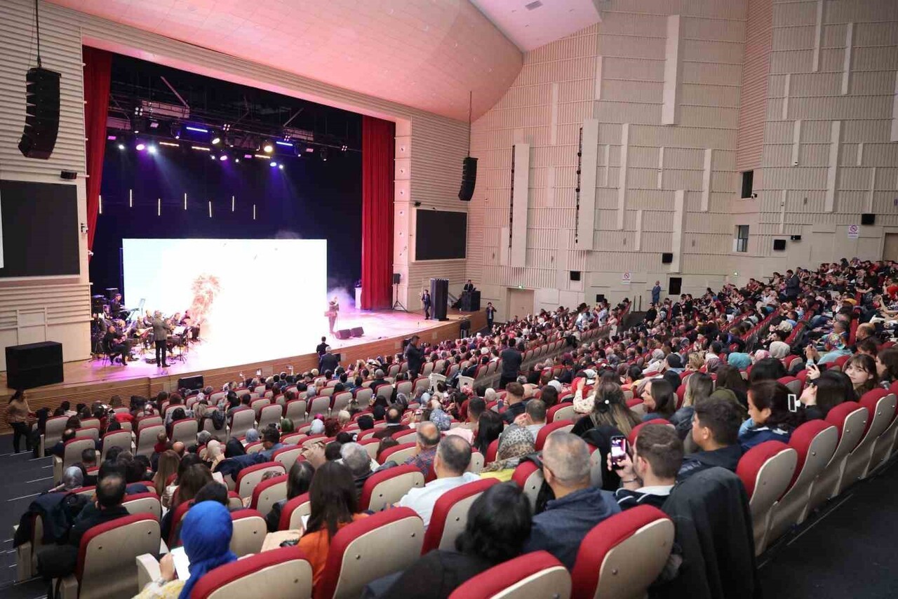 KAYSERİ’DE 24 KASIM ÖĞRETMENLER GÜNÜ’NDE ÖĞRETMENLER DÜZENLENEN KONSERDE BİR ARAYA GELEREK...