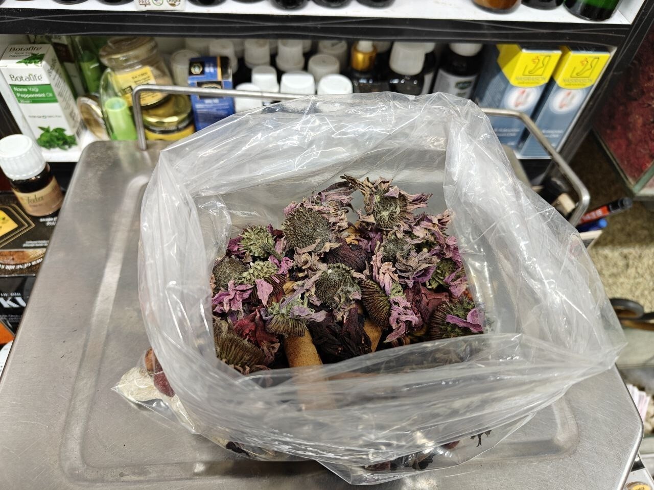 KAYSERİ’DE AKTARLIK YAPAN RAHMETULLAH SADIKOĞLU, BU SENE HASTALIKLARIN AĞIR GEÇTİĞİNİ BELİRTEREK...