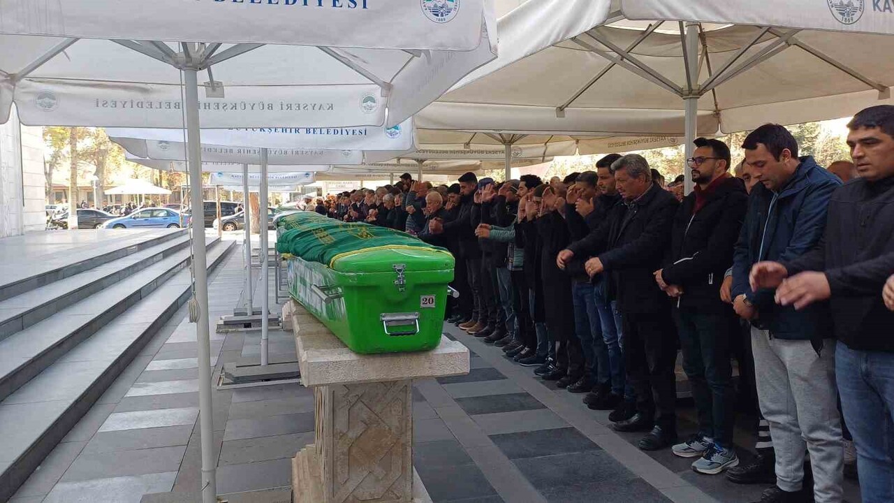 KAYSERİ’DE MİRAS MESELESİ YÜZÜNDEN DAMADI TARAFINDAN ÖLDÜRÜLEN KADIN TOPRAĞA VERİLDİ.