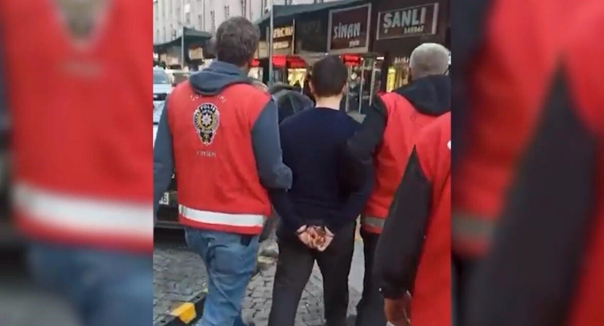 KAYSERİ’DE POLİS EKİPLERİ, 6 YIL 4 AY KESİNLEŞMİŞ HAPİS CEZASI İLE ARANAN FETÖ ÜYESİNİ...