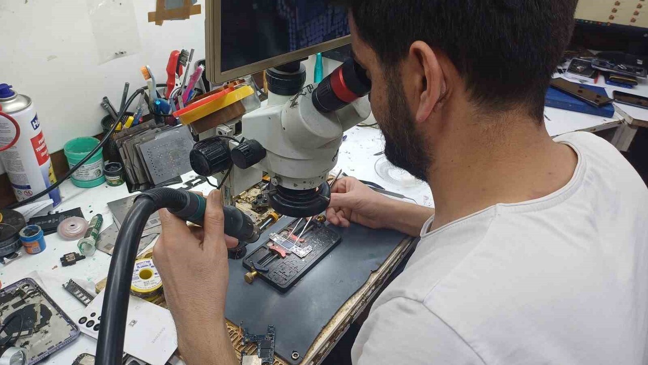 KAYSERİ’DE TELEFONCULUK YAPAN MURAT GÜZER, YENİLENMİŞ TELEFONLARDA ORİJİNAL PARÇALARIN...