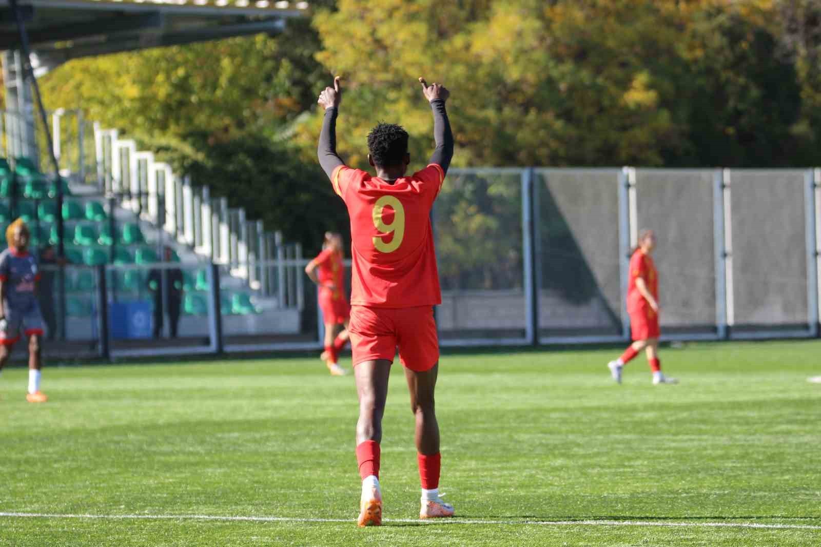 KAYSERİ KADIN FUTBOL KULÜBÜ'NÜN NİJERYALI GOLCÜSÜ KAFAYAT ATOKE BAŞHIRU, 3 MAÇTA TAM 9 GOL...