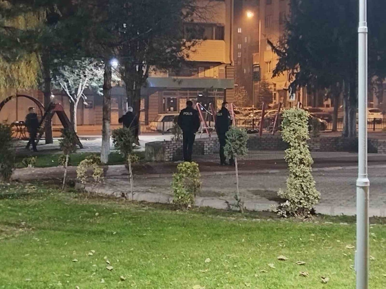 KAYSERİ’NİN KOCASİNAN İLÇESİNDE BİR PARKTA BIRAKILAN ŞÜPHELİ ÇANTA, POLİS EKİPLERİ TARAFINDAN İMHA...