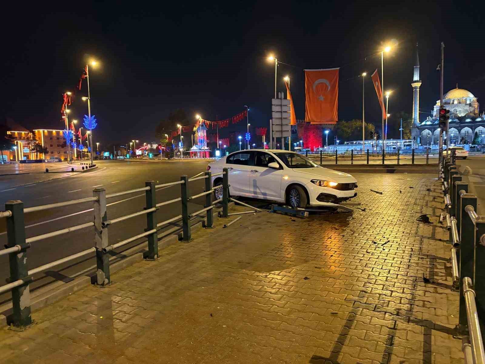 KAYSERİ’NİN KOCASİNAN İLÇESİNDE İDDİAYA GÖRE SEYİR HALİNDEYKEN UYUYAN SÜRÜCÜ BARİYERLERE...