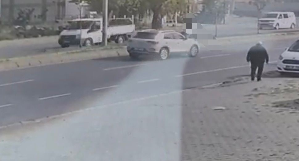 KAYSERİ’NİN KOCASİNAN İLÇESİNDE KARŞIDAN KARŞIYA GEÇMEK İSTEYEN 14 YAŞINDAKİ LİSE ÖĞRENCİSİ...