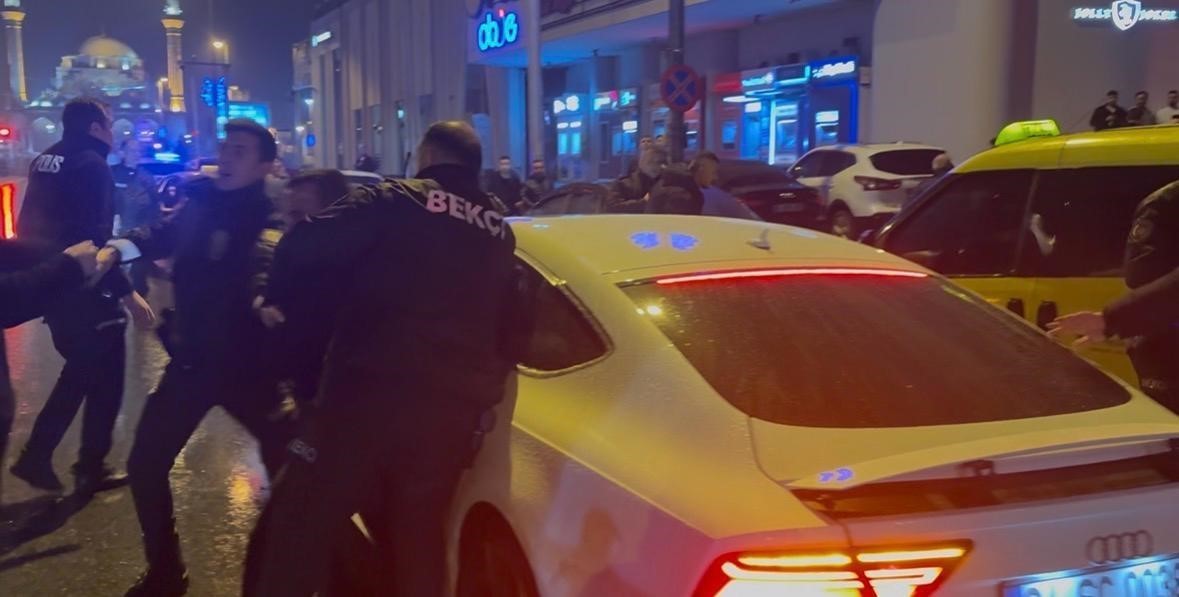 KAYSERİ’NİN KOCASİNAN İLÇESİNDE MÜŞTERİLER İLE GECE KULÜBÜ ÇALIŞANLARI ARASINDA ÇIKAN KAVGA SOKAĞA...