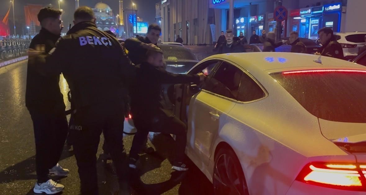 KAYSERİ’NİN KOCASİNAN İLÇESİNDE MÜŞTERİLER İLE GECE KULÜBÜ ÇALIŞANLARI ARASINDA ÇIKAN KAVGA SOKAĞA...