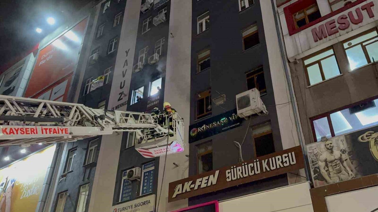 KAYSERİ’NİN MELİKGAZİ İLÇESİNDE BİR İŞ MERKEZİNİN 2’İNCİ KATINDA ÇIKAN YANGIN İTFAİYE EKİPLERİ...